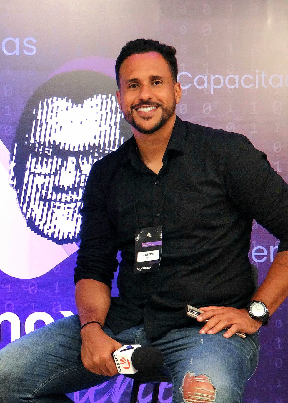 Apresentador Felipe Peixoto